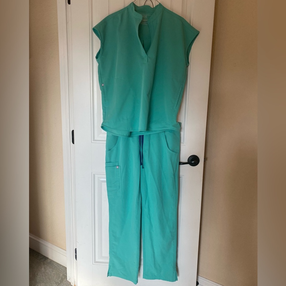 Teal Figs brand scrub set